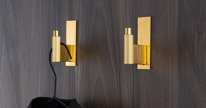 Vešiaky VIEFE Arpa Plate – dizajnové nástenné vešiaky v zlatej farbe, vystavené v predajni CPS Interiér Nitra