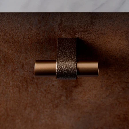 Viefe úchytka Casey – dizajnová úchytka v bronzovej farbe s elegantnou textúrou