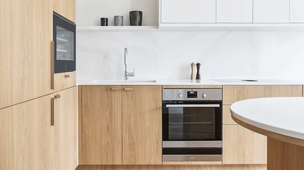 Viefe úchytky v modernej kuchyni – minimalistické kovové úchytky v bronzovom odtieni od CPS Interiér Nitra