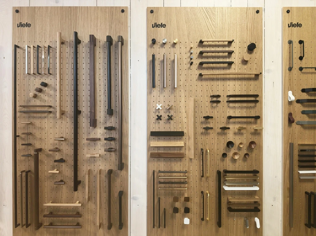 Viefe úchytky – expozícia v showroome CPS Interiér Nitra, rôzne farby a tvary