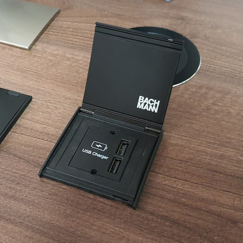 Výklopná zásuvka KAPSA 1x USB čierna