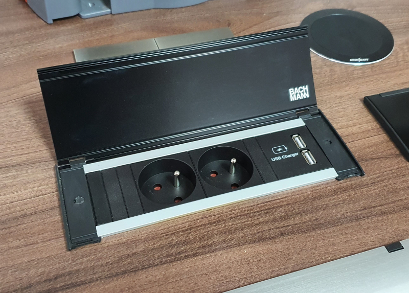 Výklopná zásuvka KAPSA 2x zásuvka / USB čierna