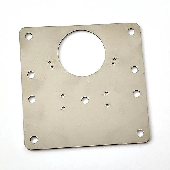 Plech na opravu vytrhnutých závesov a podložiek 9 x 9 cm / nerezová platnička