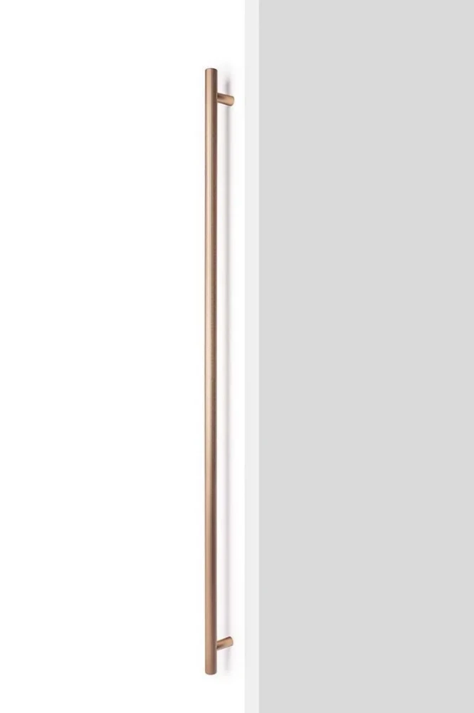 Úchytka Viefe BOTO BIG 1SS – montáž spredu / brúsená mosadz cava / 1122 mm